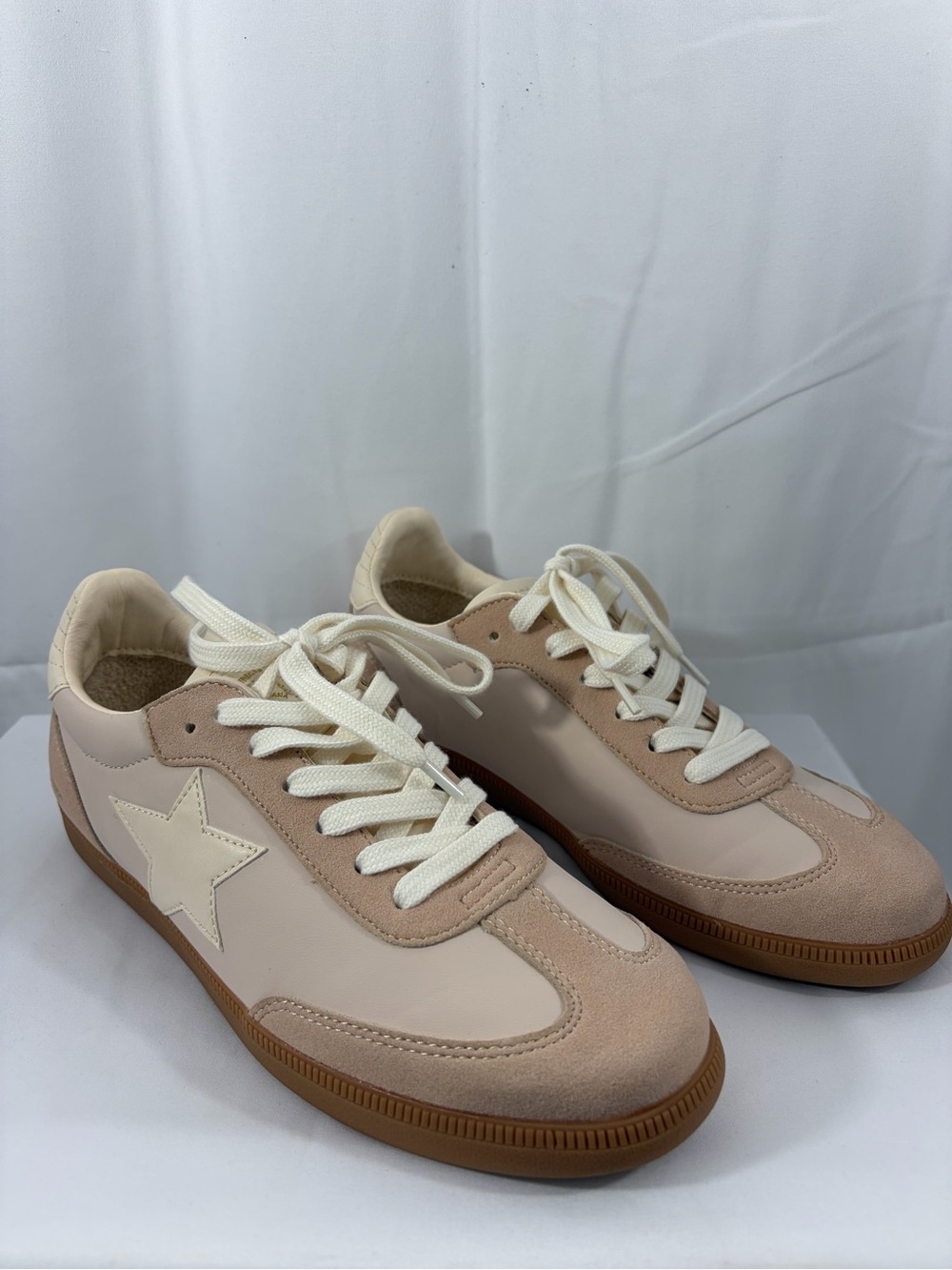 NWT Vintage Havana Women’s Size 10 Beige Star Accent Sneakers